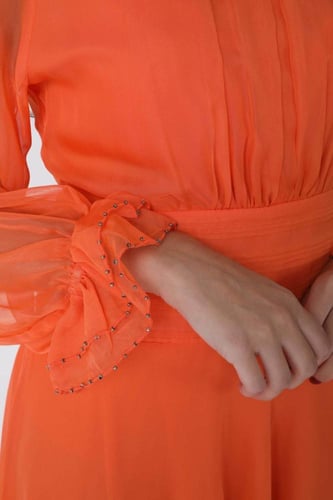 فستان طويل من الشيفون