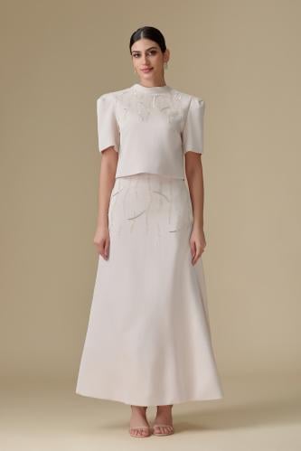 طقم“تطريز ملكي ناعم” – فخامة هادئة بإحساس راقٍ