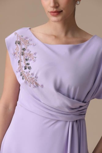 فستان “أناقة ناعمة مطرزة” – فخامة هادئة بإحساس أنث...