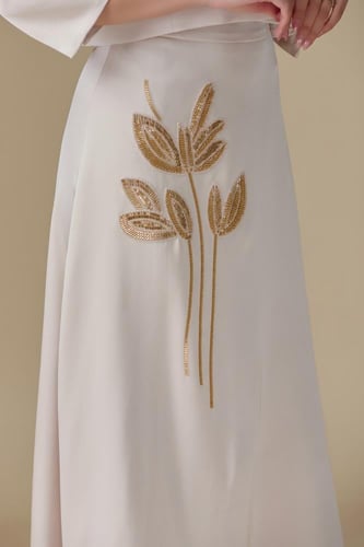 طقم “أناقة عصرية بلمسة فاخرة” – تصميم متكامل بحضور...