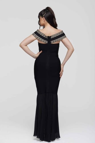 فستان طويل بأكمام على الكتف