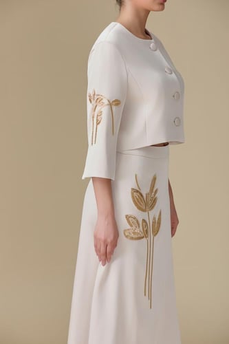 طقم “أناقة عصرية بلمسة فاخرة” – تصميم متكامل بحضور...