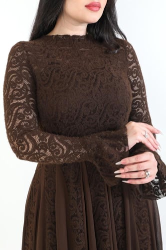 فستان “دانتيل انسيابي” – أنوثة راقية بتفاصيل ناعمة...