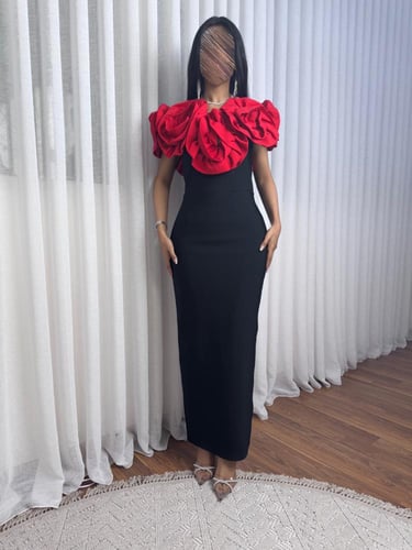 فستان اسود ماسك بورود احمر