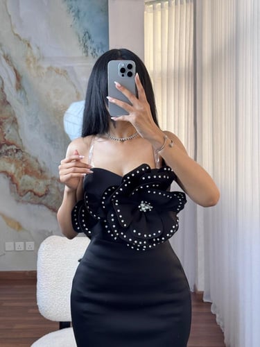 فستان بلون نيلي توب مزين بورود في الصدر