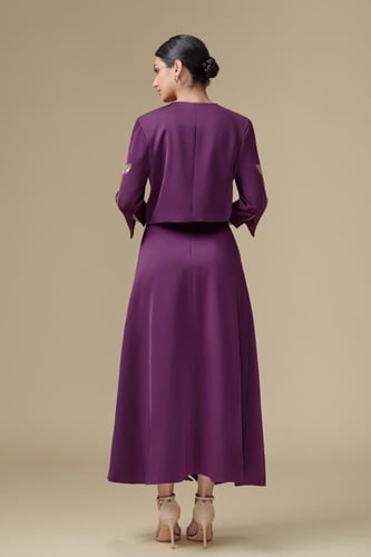 طقم “أناقة عصرية بلمسة فاخرة” – تصميم متكامل بحضور...