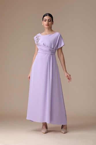 فستان “أناقة ناعمة مطرزة” – فخامة هادئة بإحساس أنث...