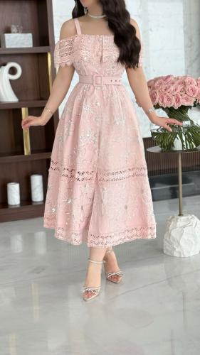 فستان “تطريز دانتيل لافت” – أنوثة ناعمة بحضور مميز