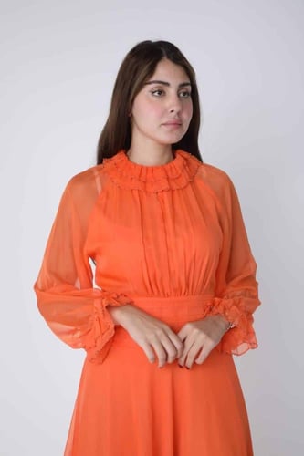 فستان طويل من الشيفون