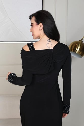 فستان اسود طويل باكمام مطرزه