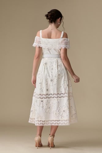 فستان “تطريز دانتيل لافت” – أنوثة ناعمة بحضور مميز