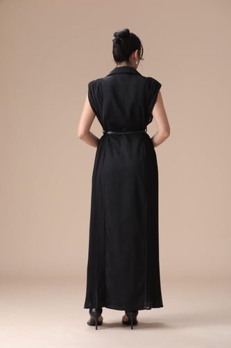 فستان أنيق بتفاصيل فخمة