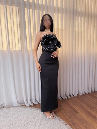 فستان بلون نيلي توب مزين بورود في الصدر