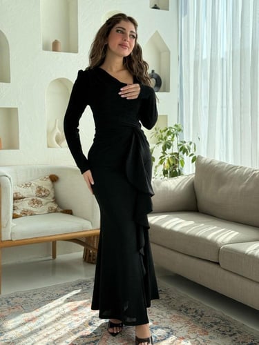 فستان اسود طويل