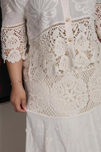 طقم “أناقة دانتيل فاخرة” – فخامة ناعمة بإطلالة راق...