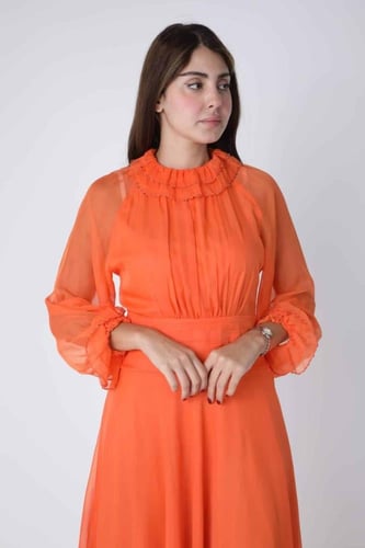 فستان طويل من الشيفون