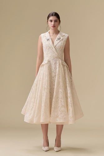 فستان أنثوي بتفاصيل ناعمة وفخامة هادئة