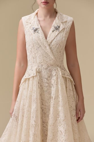 فستان أنثوي بتفاصيل ناعمة وفخامة هادئة