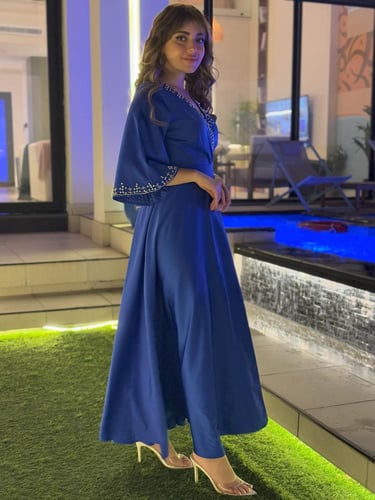 فستان ناعم بلون نيلي وبتطريز انيق يدوي