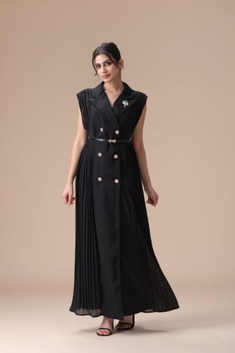 فستان أنيق بتفاصيل فخمة