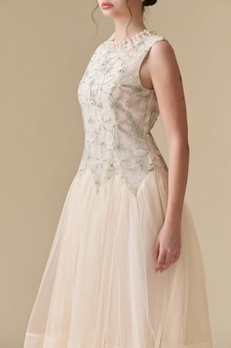 فستان “همس اللؤلؤ” – نعومة أنثوية بإطلالة راقية