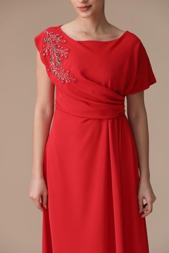 فستان “أناقة ناعمة مطرزة” – فخامة هادئة بإحساس أنث...