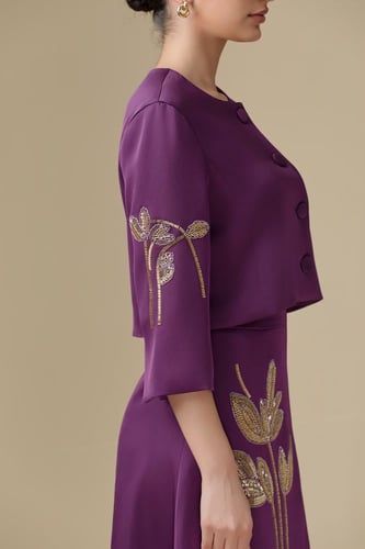 طقم “أناقة عصرية بلمسة فاخرة” – تصميم متكامل بحضور...