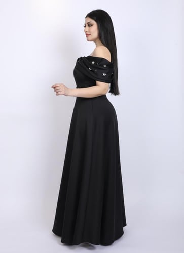 فستان سهره طويل بتصميم ناعم وتفاصيل انيقه