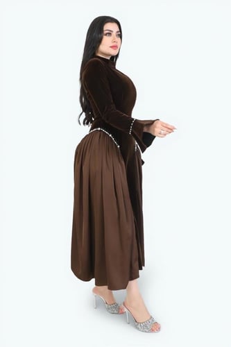 فستان “مخمل مهيب” – فخامة ملكية بتفاصيل جريئة وحضو...