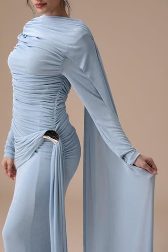 فستان درابيه بانسيابية فاخرة