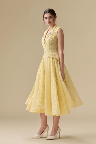 فستان أنثوي بتفاصيل ناعمة وفخامة هادئة