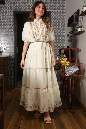 جلابية طويله بتطريز انيق في الصدر وحزام