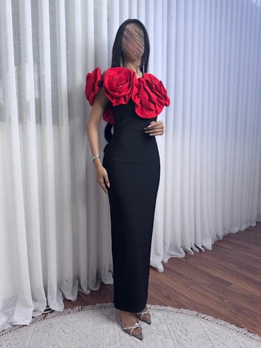 فستان اسود ماسك بورود احمر