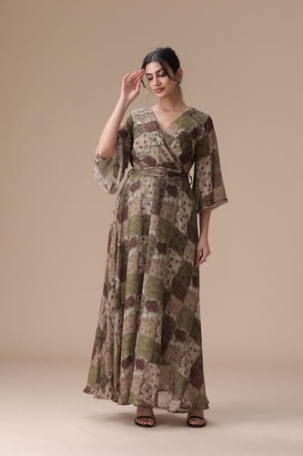 فستان “باتشورك راقي ملفت” – أناقة بطابع فني مميز