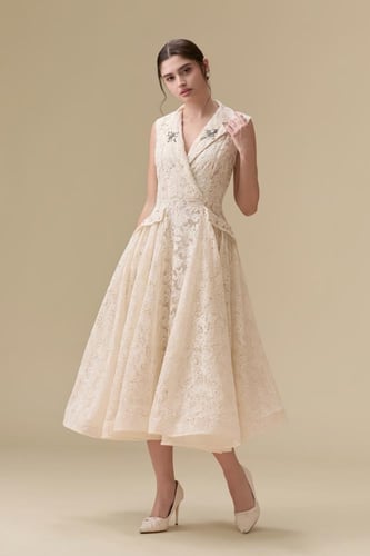 فستان أنثوي بتفاصيل ناعمة وفخامة هادئة