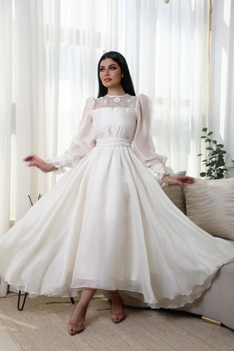 فستان ناعم جدًا برقبة من الشيفون مزينة بالكريستال