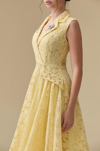 فستان أنثوي بتفاصيل ناعمة وفخامة هادئة