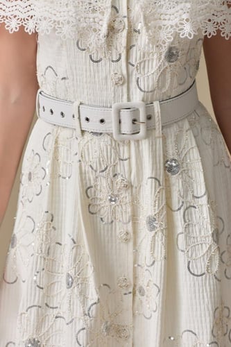 فستان “تطريز دانتيل لافت” – أنوثة ناعمة بحضور مميز