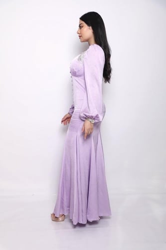 فستان طويل اكمام نفخ ازار امامية