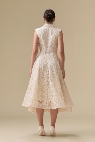 فستان أنثوي بتفاصيل ناعمة وفخامة هادئة