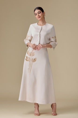 طقم “أناقة عصرية بلمسة فاخرة” – تصميم متكامل بحضور...