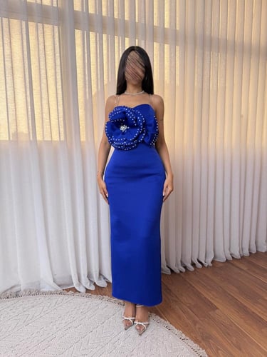 فستان بلون نيلي توب مزين بورود في الصدر