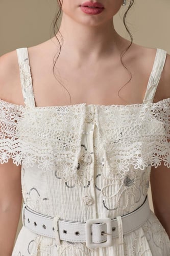 فستان “تطريز دانتيل لافت” – أنوثة ناعمة بحضور مميز