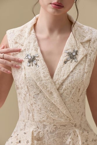 فستان أنثوي بتفاصيل ناعمة وفخامة هادئة