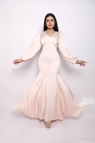 فستان طويل اكمام نفخ ازار امامية