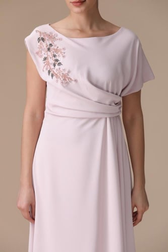 فستان “أناقة ناعمة مطرزة” – فخامة هادئة بإحساس أنث...