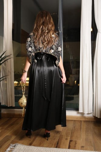 جلابية بلون اسود لامع بسديري مطرز