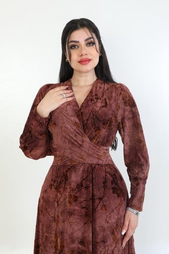 فستان “نقشة انسيابية” – أناقة طبيعية بتفاصيل هادئة...