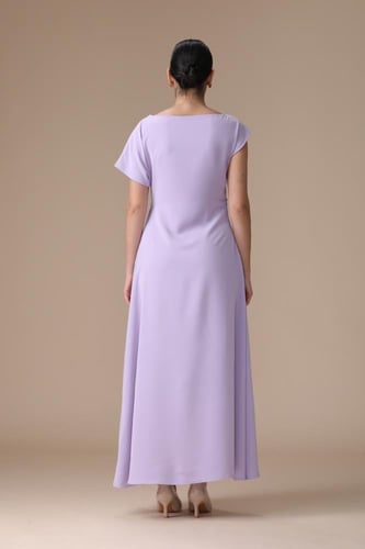 فستان “أناقة ناعمة مطرزة” – فخامة هادئة بإحساس أنث...