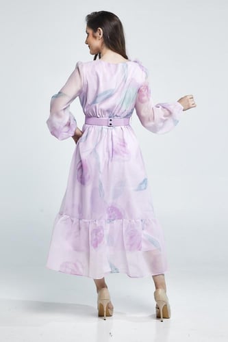 فستان طويل بحزام على الخصر